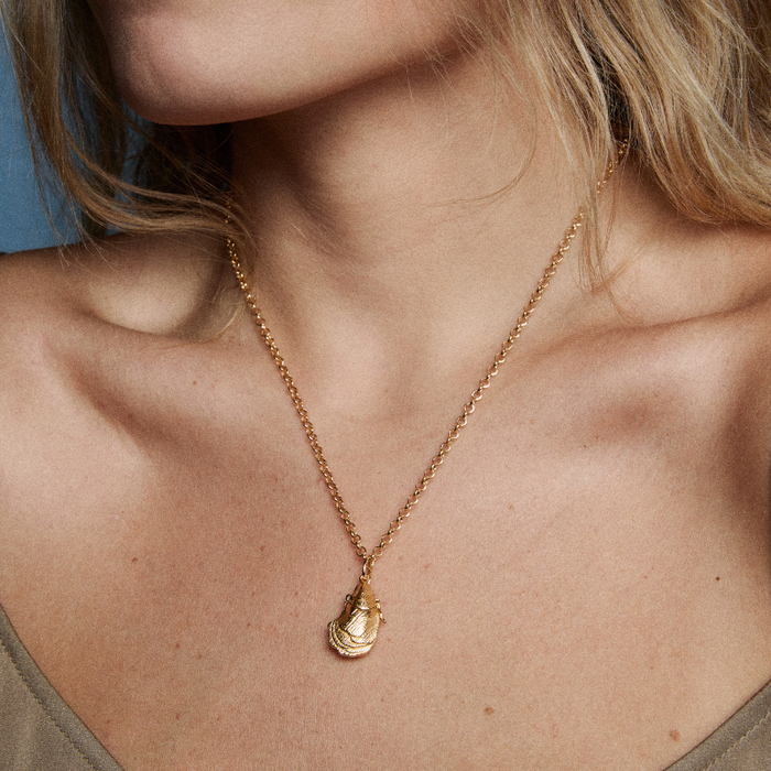 oyster vesta necklace