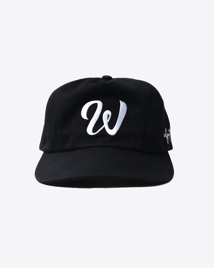 Schwarze W-Kappe mit gesticktem weißem W-Logo auf der Vorderseite, klassische Baseball-Cap-Form, verstellbarer Verschluss hinten, Streetwear-Stil – ideal für die Suche nach einer W Kappe oder W-Kappe.“