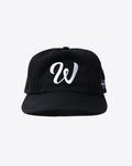 Schwarze W-Kappe mit gesticktem weißem W-Logo auf der Vorderseite, klassische Baseball-Cap-Form, verstellbarer Verschluss hinten, Streetwear-Stil – ideal für die Suche nach einer W Kappe oder W-Kappe.“