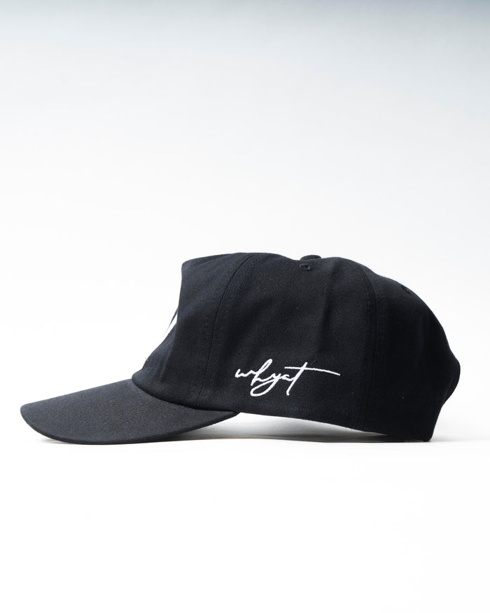 Schwarze W-Kappe mit gesticktem weißem W-Logo auf der Vorderseite, klassische Baseball-Cap-Form, verstellbarer Verschluss hinten, Streetwear-Stil – ideal für die Suche nach einer W Kappe oder W-Kappe.“