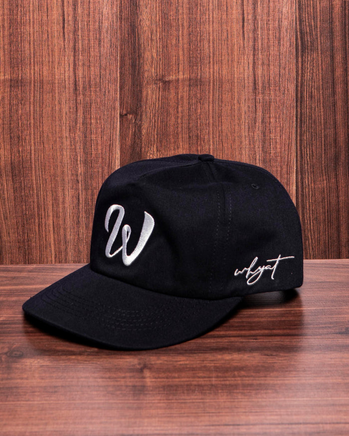 Schwarze W-Kappe mit gesticktem weißem W-Logo auf der Vorderseite
