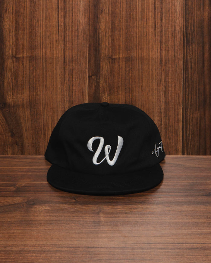 W-Kappe in Schwarz mit weißem W-Logo, verstellbare Baseball-Cap im Streetwear-Stil.