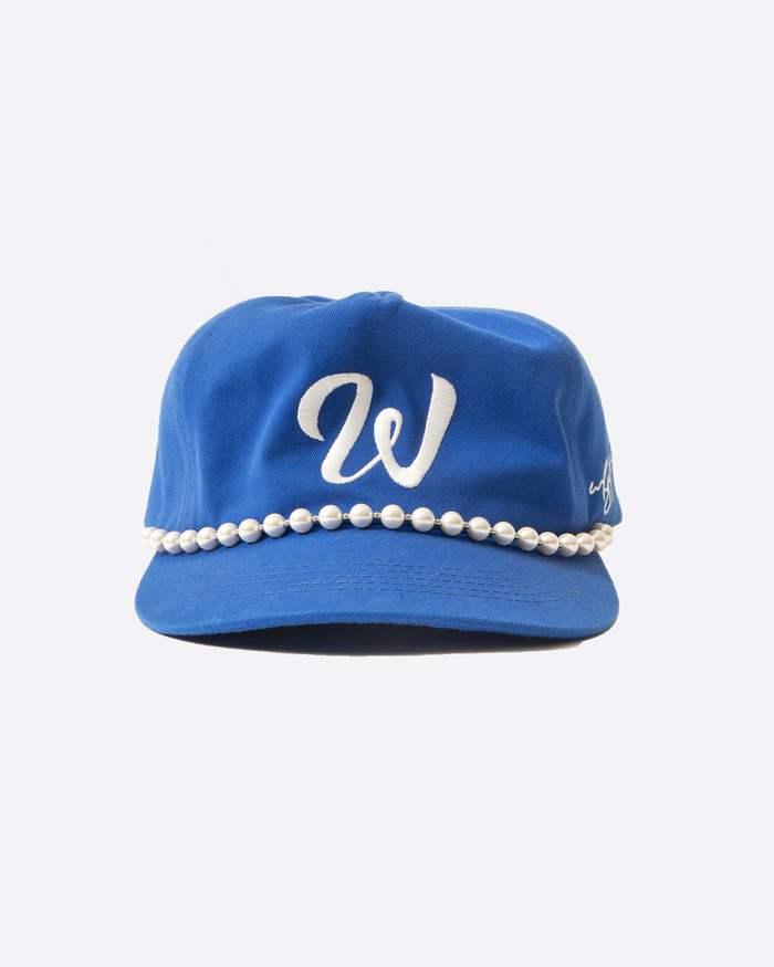 W-Kappe in Blau mit weißem W-Logo, verstellbare Baseball-Cap im Streetwear-Stil.