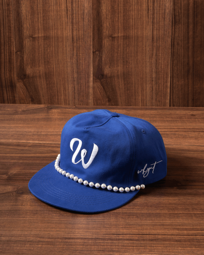 W-Kappe in Blau mit weißem W-Logo